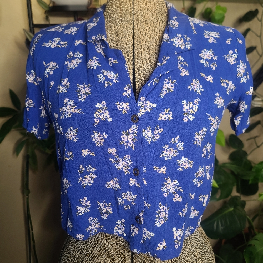 Wild Fable blue floral cropped button-up blouse size XS